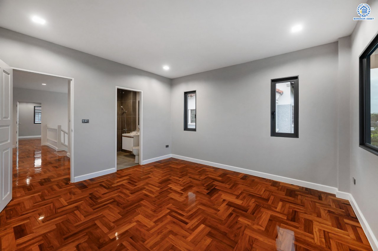 บ้านเดี่ยวฟิลคฤหาสน์มือสองตกแต่งใหม่ แบรนด์ LH ดีไซน์สุดหรูหรา โครงการ ลดาวัลย์ ปิ่นเกล้า เนื้อที่ 214 ตร.ว. บนพื้นที่ใช้สอยถึง 553.48 ตร.ม. ฟังก์ชันจัดเต็ม 4 ห้องนอน 5 ห้องน้ำ 1 ห้องอเนกประสงค์ 1 ห้องแม่บ้าน จอดรถได้ถึง 2 คัน ทำเลติดถนนบรมราชชนนี เชื่อมต่อหลายเส้นทาง ใกล้มหาวิทยาลัยมหิดล และเซ็นทรัลศาลายา